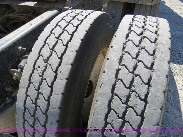 image for item B2481 2005 Freightliner Columbia semi truck