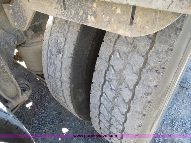 image for item B2481 2005 Freightliner Columbia semi truck