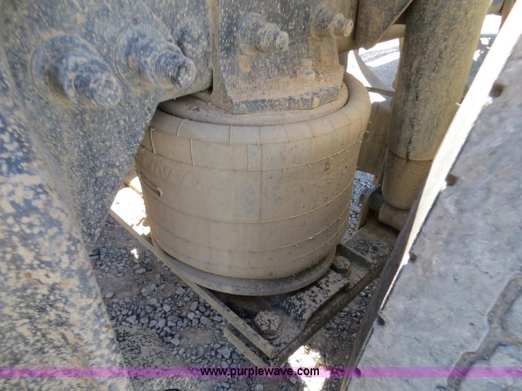 image for item B2481 2005 Freightliner Columbia semi truck