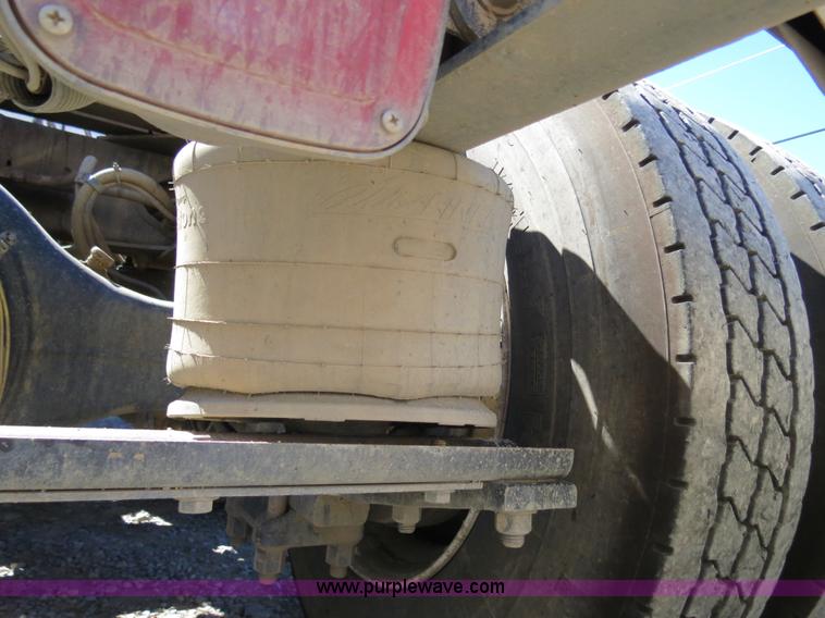 image for item B2481 2005 Freightliner Columbia semi truck