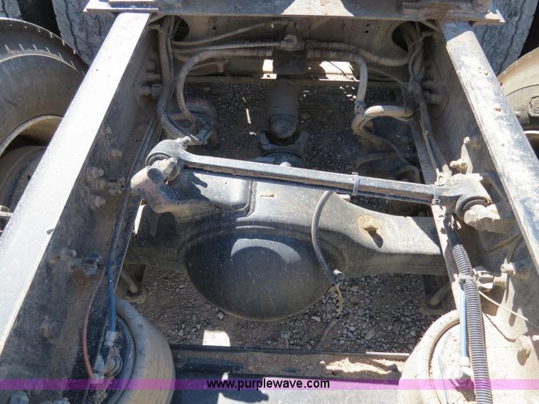 image for item B2481 2005 Freightliner Columbia semi truck