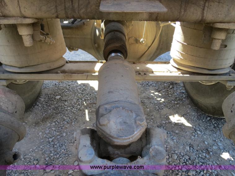 image for item B2481 2005 Freightliner Columbia semi truck