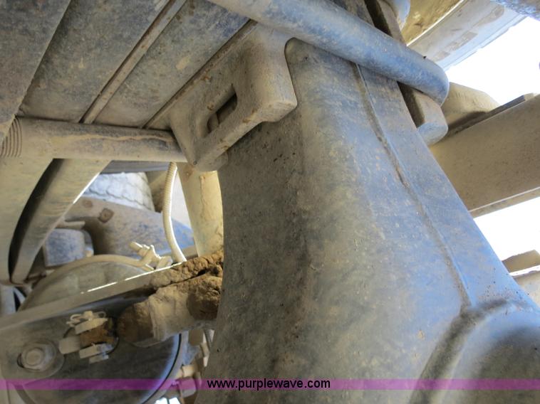 image for item B2481 2005 Freightliner Columbia semi truck