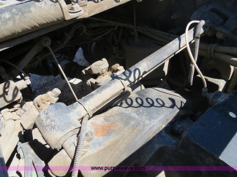 image for item B2481 2005 Freightliner Columbia semi truck