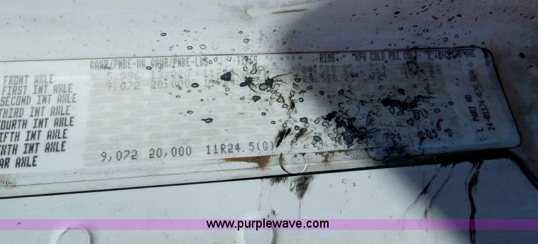 image for item B2481 2005 Freightliner Columbia semi truck