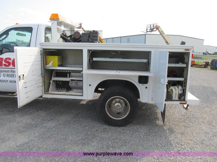 image for item B2871 2005 Ford F350 XL Super Duty service truck