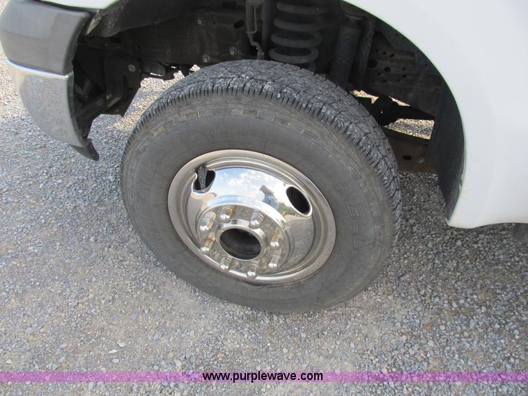 image for item B2871 2005 Ford F350 XL Super Duty service truck