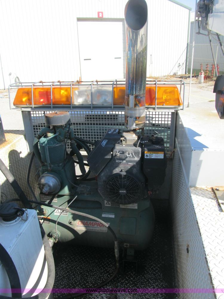 image for item B2916 2004 Ford F550 XL Super Duty service truck