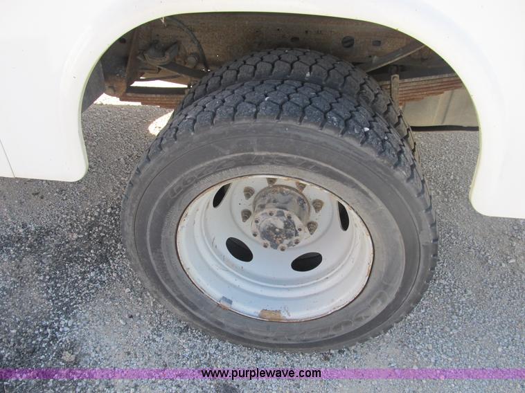 image for item B2916 2004 Ford F550 XL Super Duty service truck