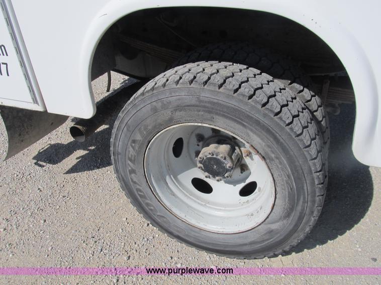 image for item B2916 2004 Ford F550 XL Super Duty service truck