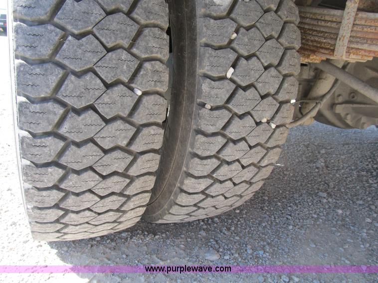 image for item B2916 2004 Ford F550 XL Super Duty service truck