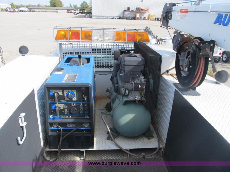 image for item B2918 2004 Ford F550 XL Super Duty service truck