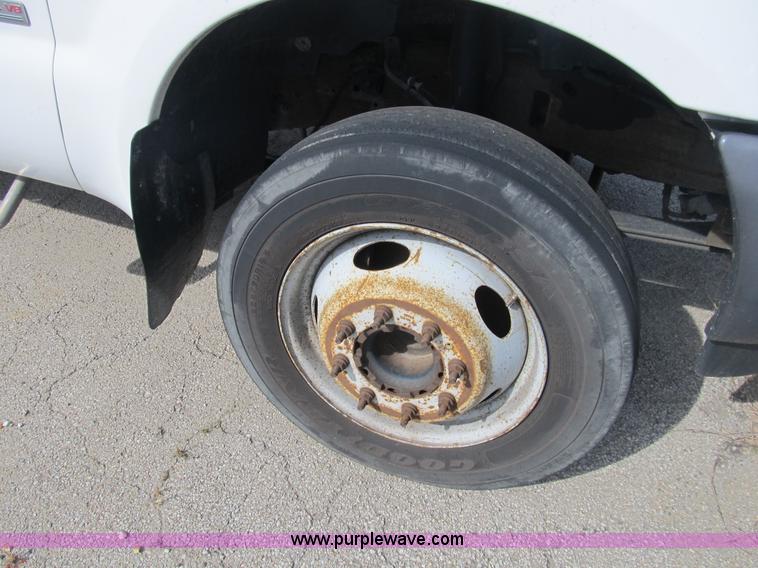 image for item B2918 2004 Ford F550 XL Super Duty service truck