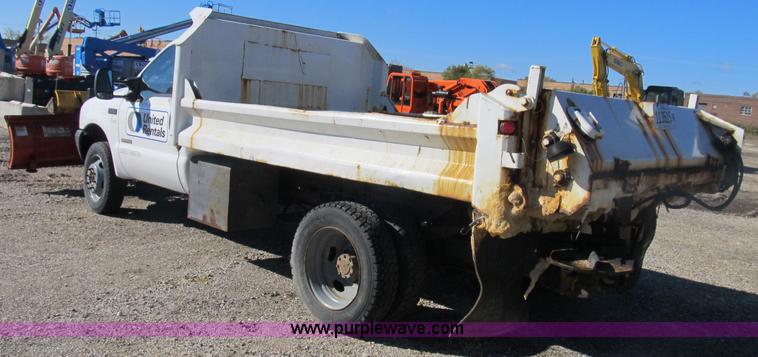 image for item B2919 2004 Ford F550 XL Super Duty pickup truck