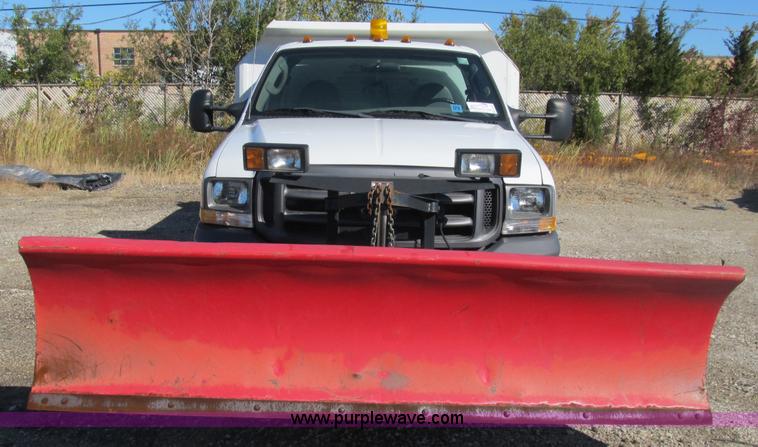image for item B2919 2004 Ford F550 XL Super Duty pickup truck