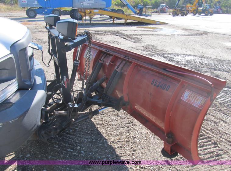 image for item B2919 2004 Ford F550 XL Super Duty pickup truck