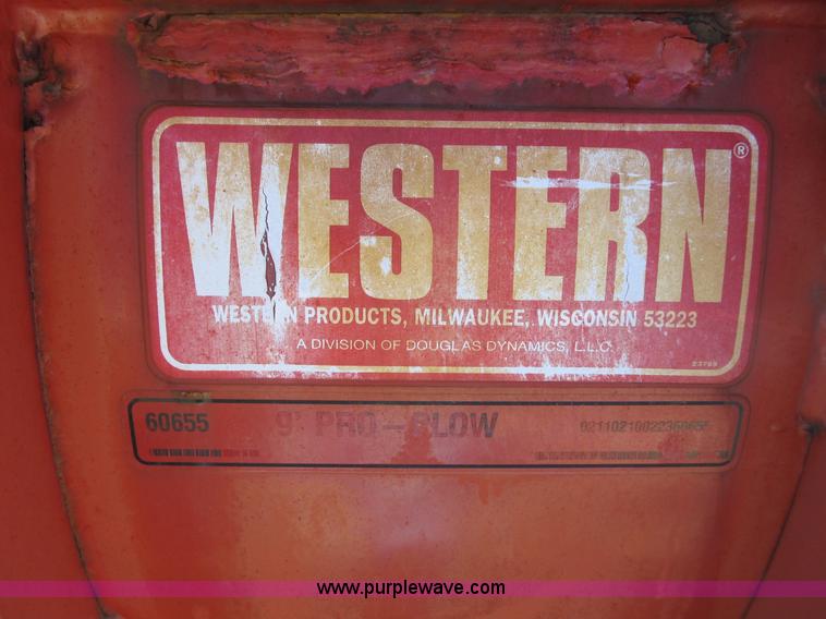 image for item B2919 2004 Ford F550 XL Super Duty pickup truck