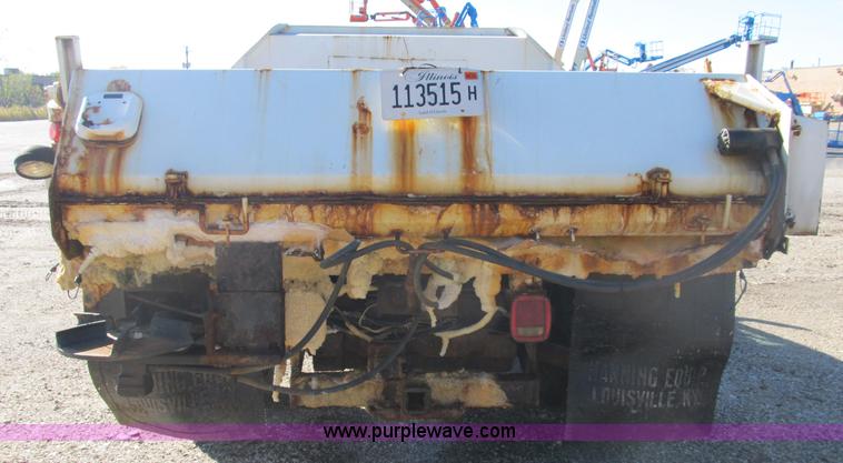 image for item B2919 2004 Ford F550 XL Super Duty pickup truck