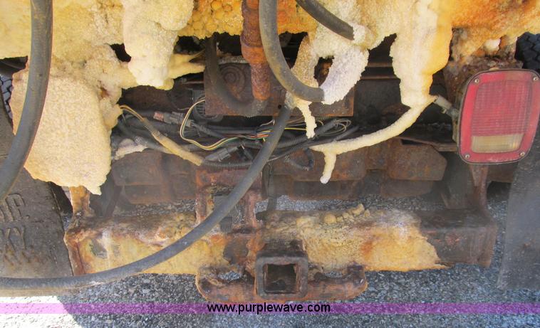 image for item B2919 2004 Ford F550 XL Super Duty pickup truck