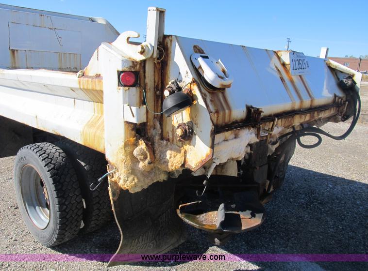 image for item B2919 2004 Ford F550 XL Super Duty pickup truck