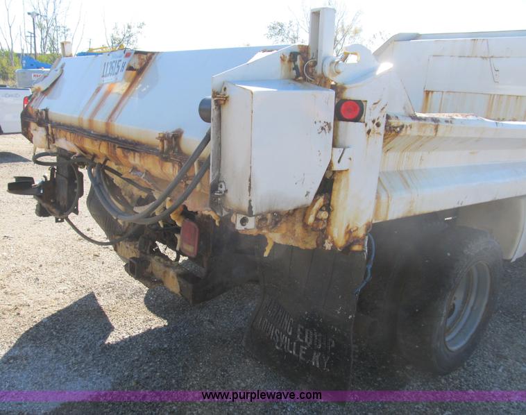 image for item B2919 2004 Ford F550 XL Super Duty pickup truck