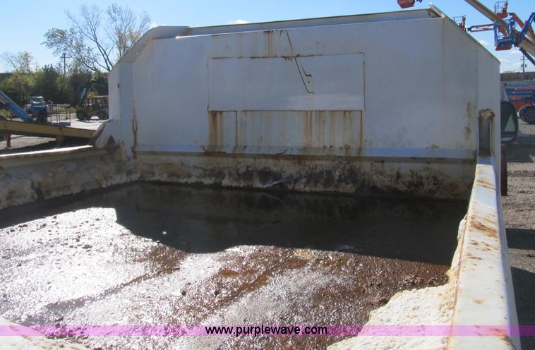 image for item B2919 2004 Ford F550 XL Super Duty pickup truck