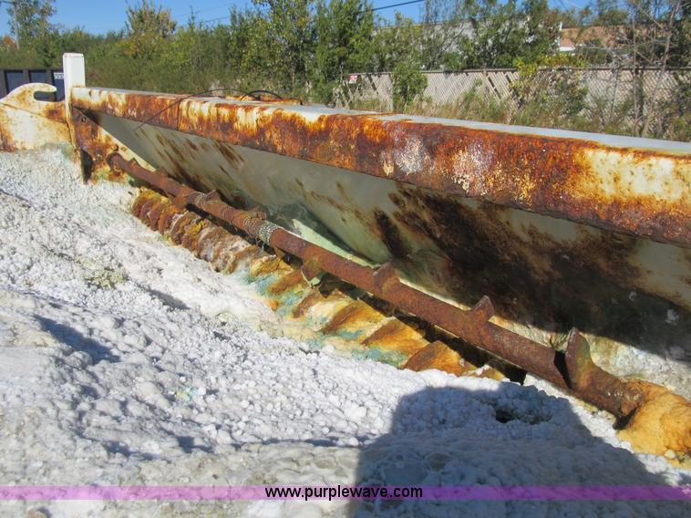 image for item B2919 2004 Ford F550 XL Super Duty pickup truck