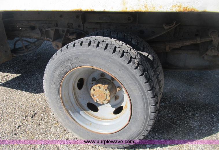 image for item B2919 2004 Ford F550 XL Super Duty pickup truck