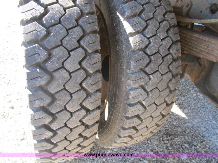 image for item B2919 2004 Ford F550 XL Super Duty pickup truck