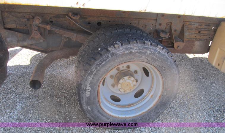 image for item B2919 2004 Ford F550 XL Super Duty pickup truck