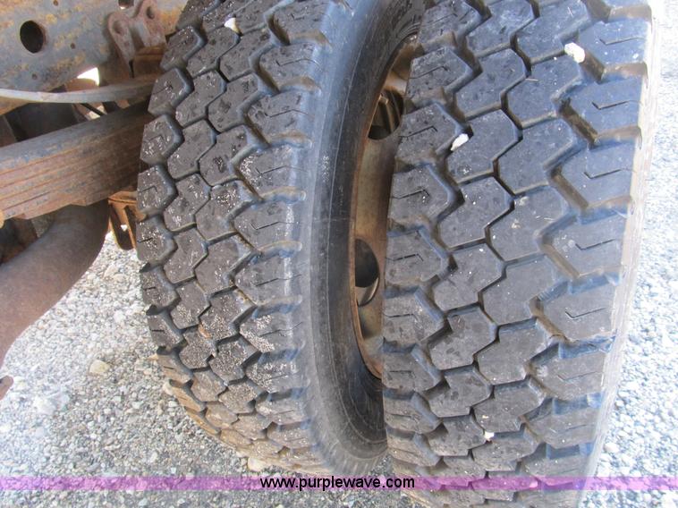 image for item B2919 2004 Ford F550 XL Super Duty pickup truck