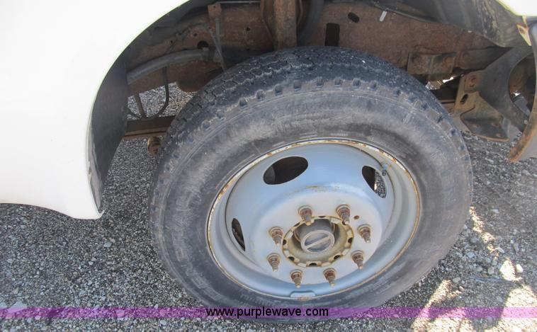 image for item B2919 2004 Ford F550 XL Super Duty pickup truck