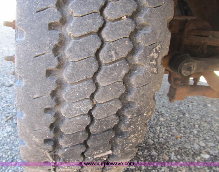 image for item B2919 2004 Ford F550 XL Super Duty pickup truck