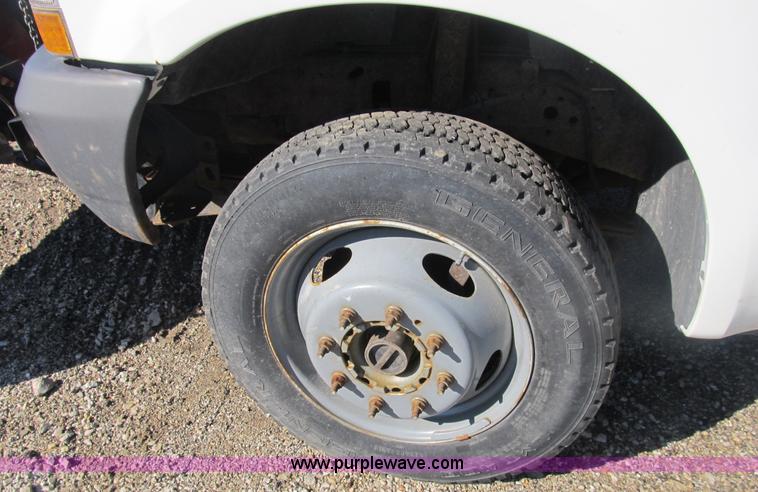 image for item B2919 2004 Ford F550 XL Super Duty pickup truck