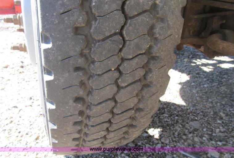 image for item B2919 2004 Ford F550 XL Super Duty pickup truck