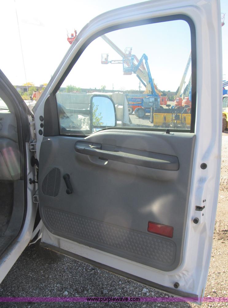 image for item B2919 2004 Ford F550 XL Super Duty pickup truck