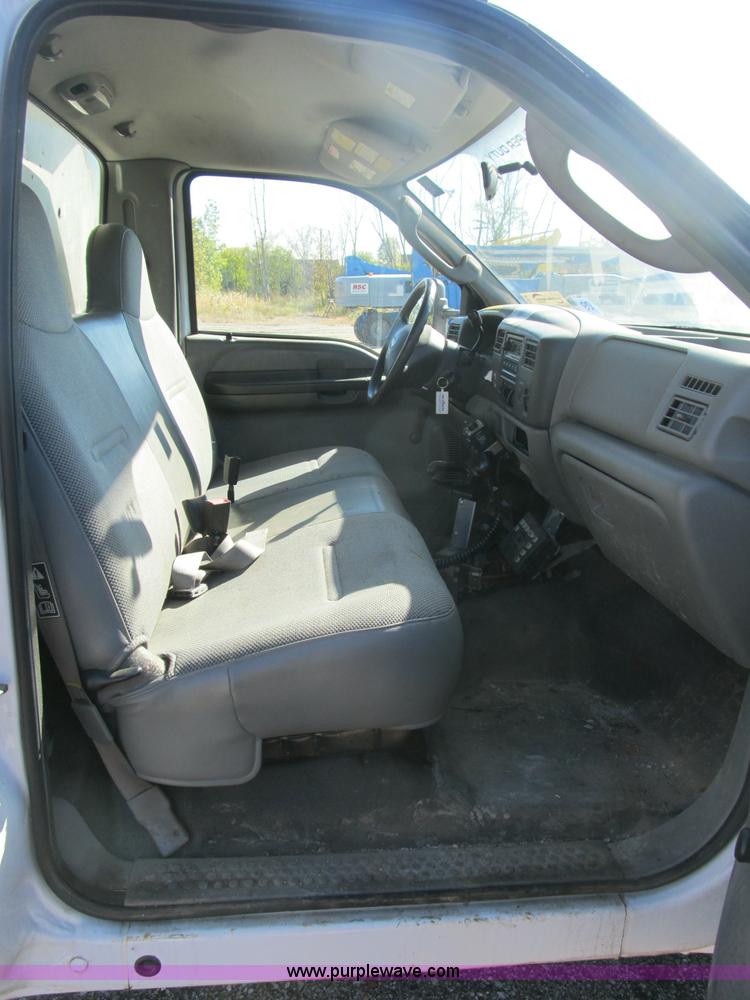 image for item B2919 2004 Ford F550 XL Super Duty pickup truck