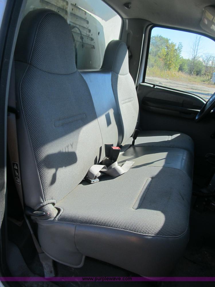 image for item B2919 2004 Ford F550 XL Super Duty pickup truck