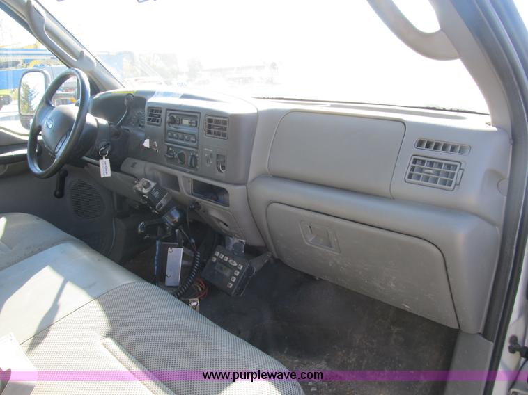 image for item B2919 2004 Ford F550 XL Super Duty pickup truck