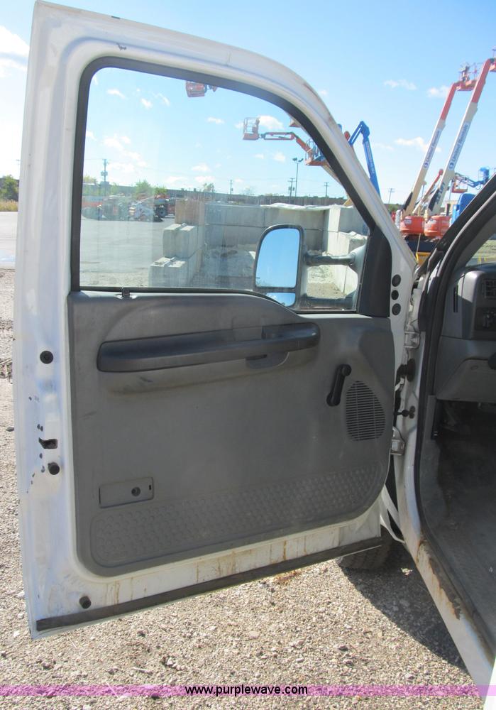 image for item B2919 2004 Ford F550 XL Super Duty pickup truck