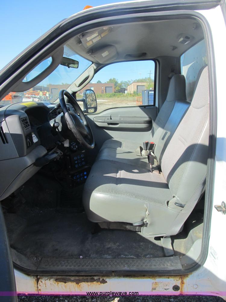 image for item B2919 2004 Ford F550 XL Super Duty pickup truck