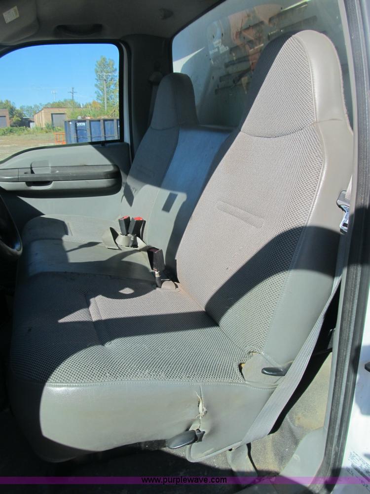 image for item B2919 2004 Ford F550 XL Super Duty pickup truck