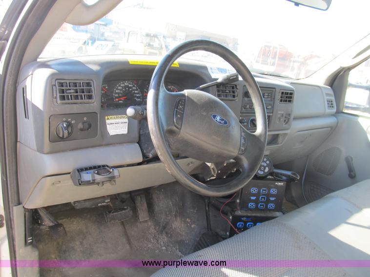 image for item B2919 2004 Ford F550 XL Super Duty pickup truck