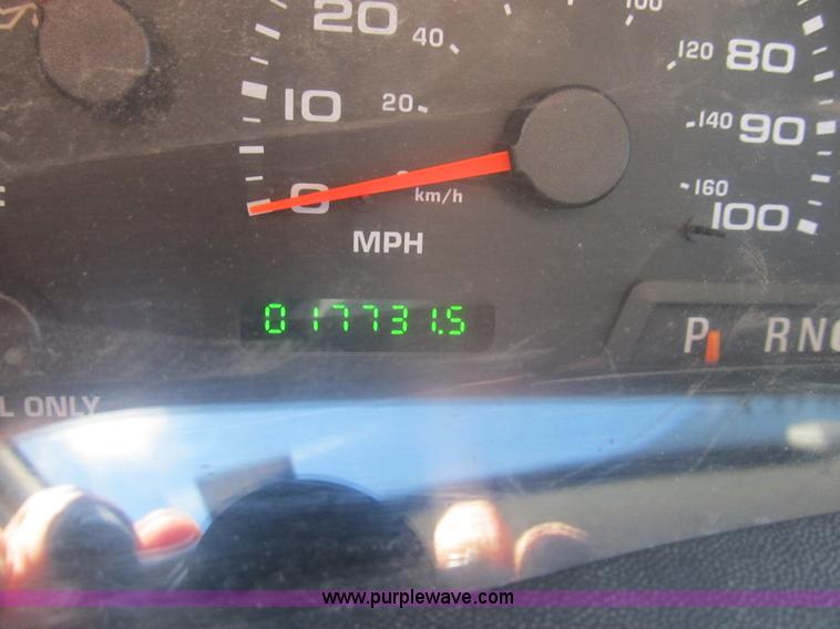 image for item B2919 2004 Ford F550 XL Super Duty pickup truck