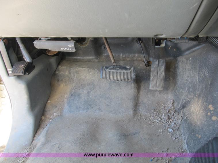 image for item B2919 2004 Ford F550 XL Super Duty pickup truck