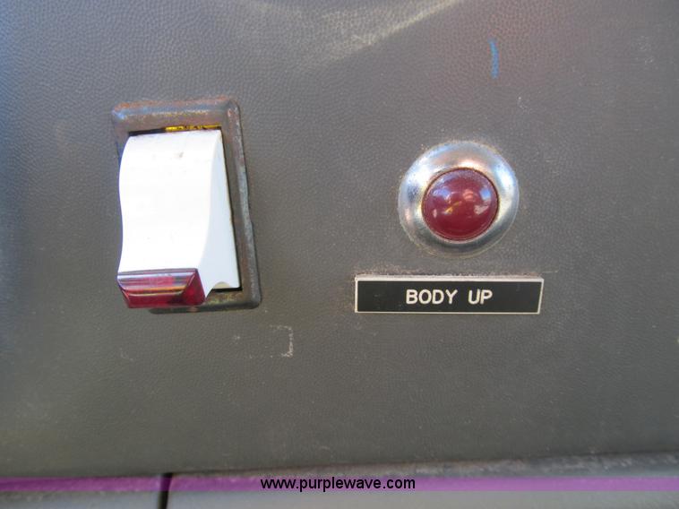 image for item B2919 2004 Ford F550 XL Super Duty pickup truck