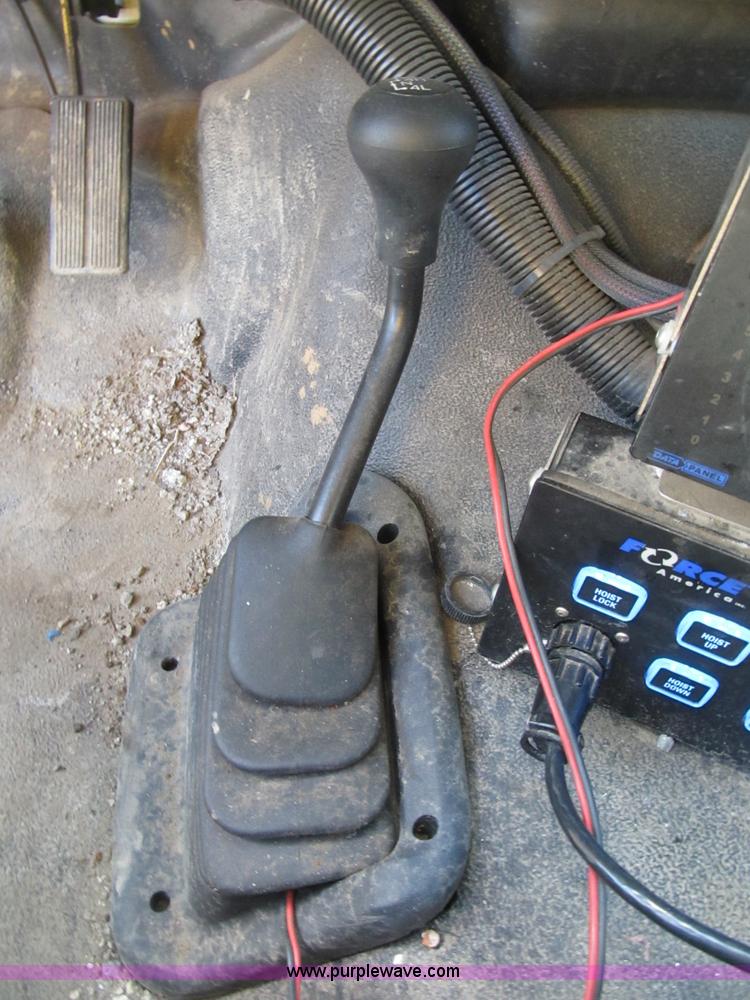 image for item B2919 2004 Ford F550 XL Super Duty pickup truck