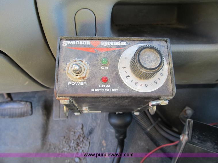 image for item B2919 2004 Ford F550 XL Super Duty pickup truck