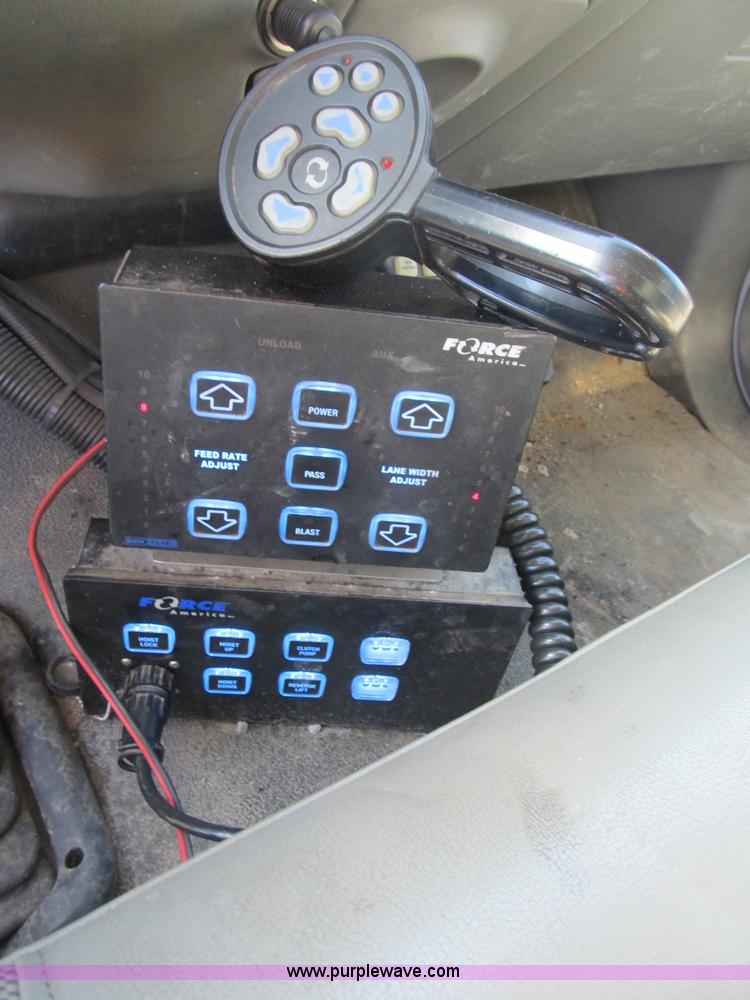 image for item B2919 2004 Ford F550 XL Super Duty pickup truck