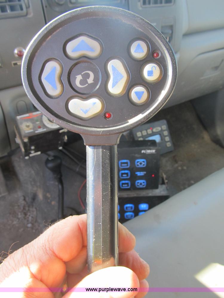 image for item B2919 2004 Ford F550 XL Super Duty pickup truck